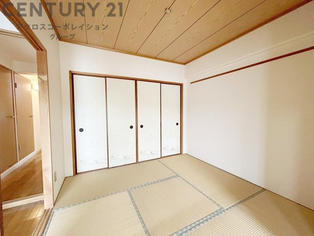 リビング横の和室スペースはリビングと続きで利用してもデザイン性のとれる洋風和室になります。やっぱり一室は欲しい和室は客間や小さなお子様の寝かせ付けなどにも便利です。