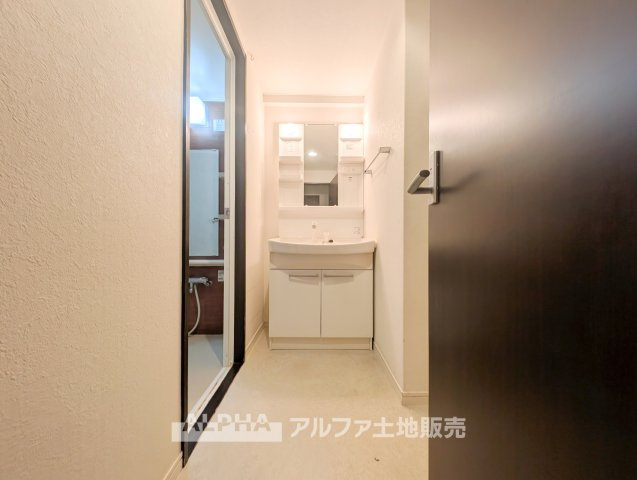 【Daily　Vanity】　◆洗髪洗面化粧台◆身支度から洗髪まで使いやすい設備。独立した洗面脱衣室で日々の準備もスムーズです。