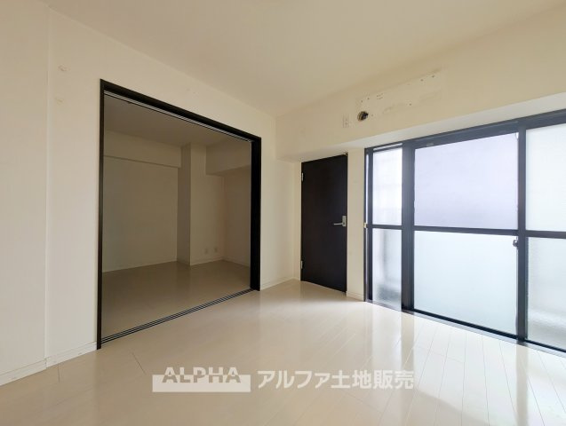 【Daily　Living】　◆暮らしの中心◆DKと居室がつながる間取り。食事やくつろぎなど、生活シーンに合わせて空間を活用できます。