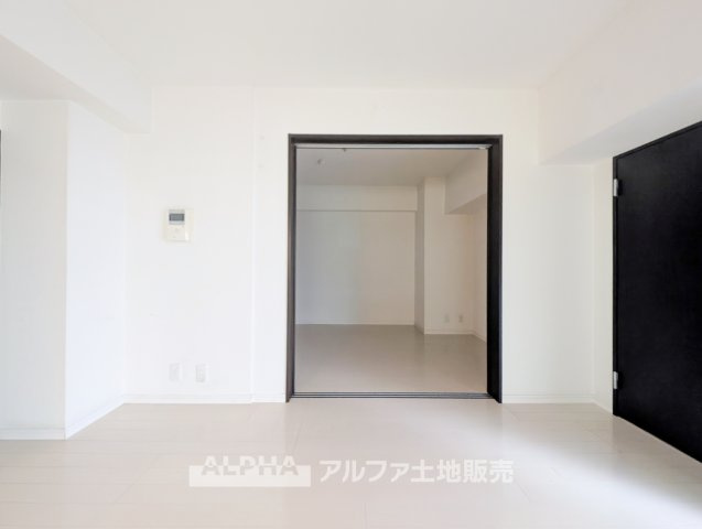 【Flexible　Living】　◆使い方広がる空間◆隣接する居室とのつながりを活かし、食事からくつろぎまで幅広く使える住空間です。