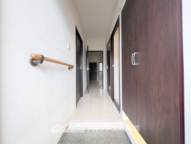 【Welcome　Home】　◆玄関◆廊下を介して各居室へつながる間取り。生活空間と玄関を分けやすく、すっきりとした動線です。