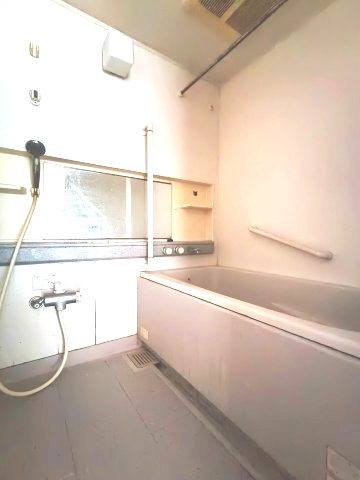 【浴室】　雨の日に助かる浴室乾燥機能付き。また、夏の入浴時には気持ちの良い涼風機能あり。寒い冬には便利な浴室暖房機能も。
