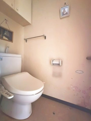 【トイレ】　洗浄機能付きトイレ。上部には収納付で、トイレットペーパー等、買い置きもしやすそうです。
