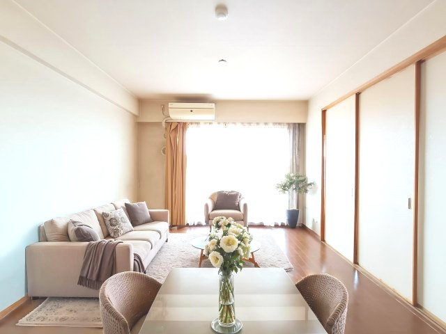 【LDK約14.1帖】　全面南向きのリビングで、陽当たり・採光ともに良好です。※※家具・家電はCGイメージです。