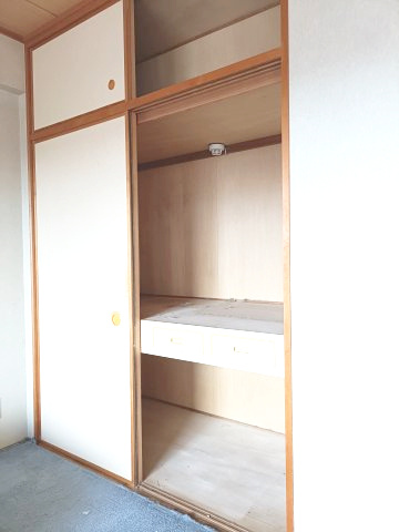 【和室約6.0帖　収納】　押し入れを備え、寝具などの収納もスムーズにできそうです。