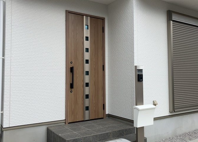 玄関は家の顔でもあり、家族以外の目にも止まる場所です。玄関は外との間を仕切る扉、靴などをしまっておく収納スペース、靴脱ぎのたたきスペース、来客とのやり取りをするドアホンなど複数のアイテムからなります。