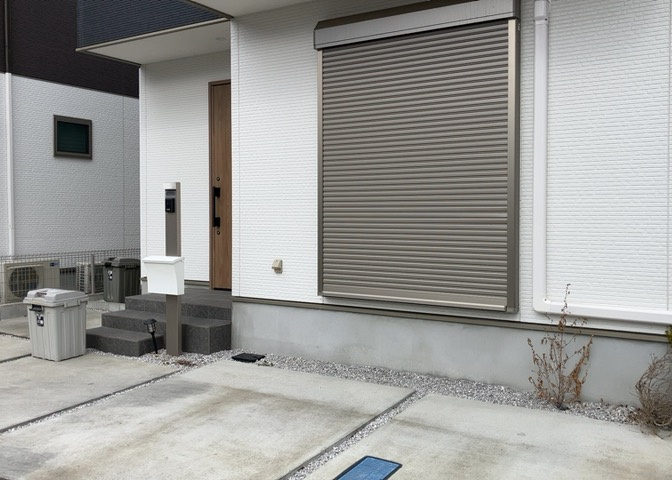 建物の基礎工事の方法は、主流となっているベタ基礎（防湿基礎）と布基礎の2種類に分類され、床下の通気性や耐久性などに違いがあります。建物の基礎部分の構造や付帯設備など詳細については現地でご確認ください。