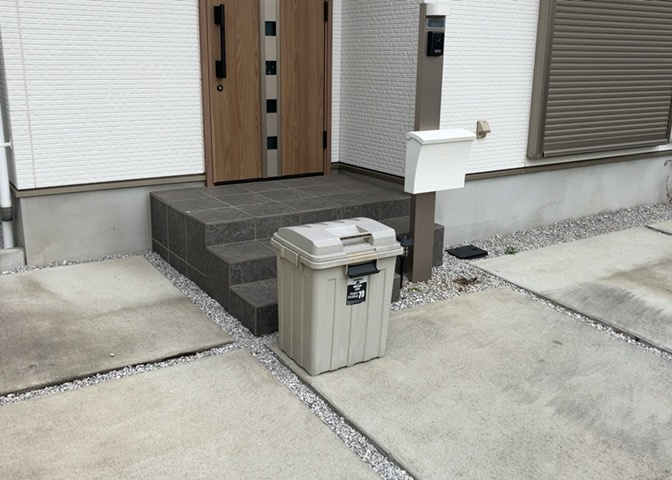 玄関ポーチにおいて最も重視すべきと言っても良いのが広さです。適切な広さの玄関ポーチでないと外見的なバランスは崩れてしまいますし、何より使いにくくなってしまいますので、現地で実際に下見をしてみましょう！