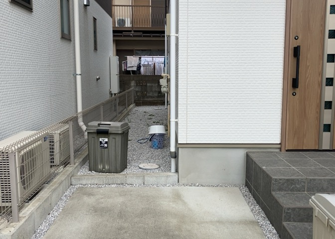 床下換気口は、床下に湿気がこもることを防ぎ、効果的に換気を行うために設置されています。床下換気口が設置されていない建物は、基礎パッキング工法などにより換気を行なっています。詳細は現地でご確認ください。