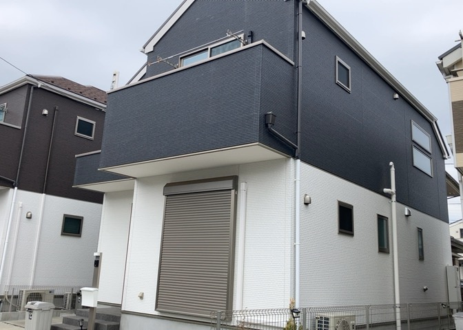 南側道路の場合は長い時間光を入れ込むことができるため、庭やリビングを道路側に持ってくることが多く土地価格も高い傾向にあります。一方北側道路だとリビングや庭が南側になりプライバシーを守ることができます。