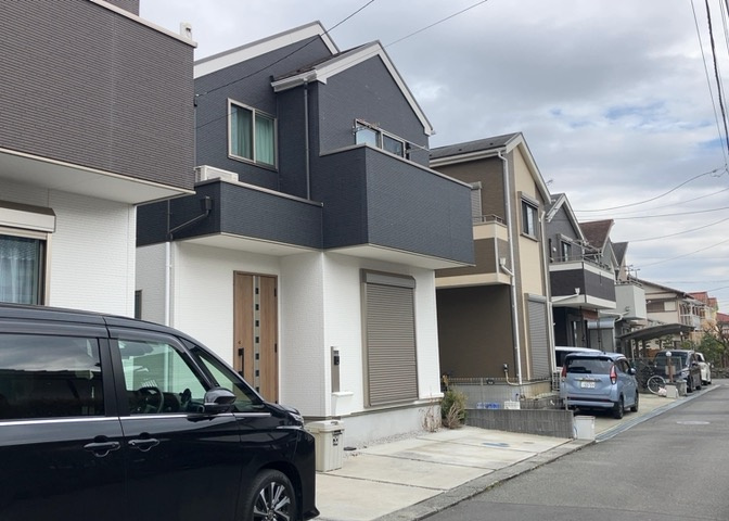 東側道路の場合は居室を南向きに設計しやすいため、朝日が入りやすいというメリットがあります。一方、西側道路も東側同様に居室を南向きに設計しやすいのですが、住宅地だと朝日が入りにくいという弱点があります。