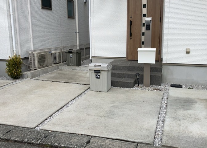 車一台あたりに必要なスペースは、標準サイズの普通自動車で横幅2m50cm、長さ5mは必要になります。ただし、乗降のことも考慮して横幅3m30cm、長さ5m50cmほどは確保できるところを選びましょう。