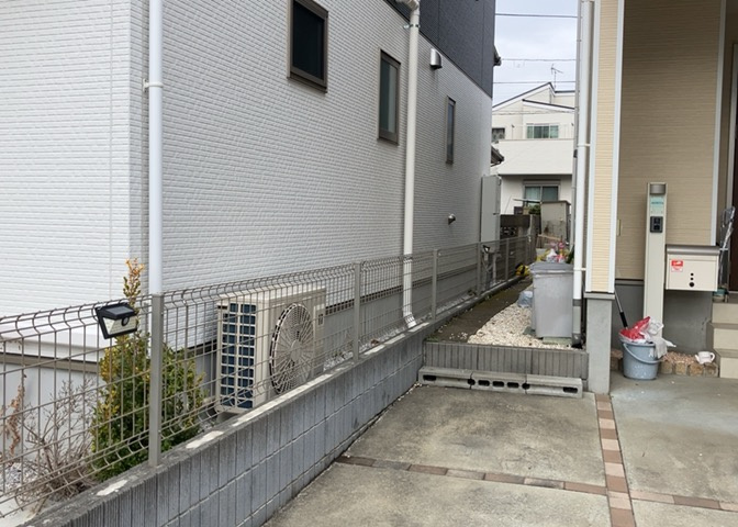 庭のある家に住むことのメリットとして、子どもたちの遊び場を確保できること、ガーデニングや家庭菜園を楽しめること、明るさを確保できることがあります。また、配置を工夫することでプライバシーが確保できます。