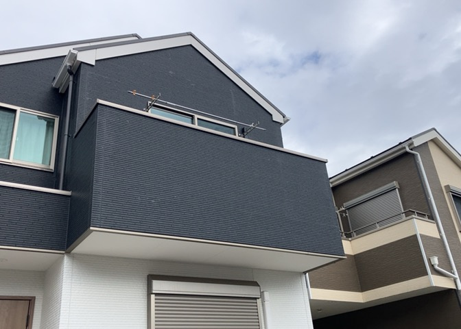 バルコニーは、建物内から室外へ楽に出入りできる便利なスペースです。また、バルコニーには手すりを付けることが義務付けられており、手すりの高さは110cm以上で施工することが建築基準法で定められています。