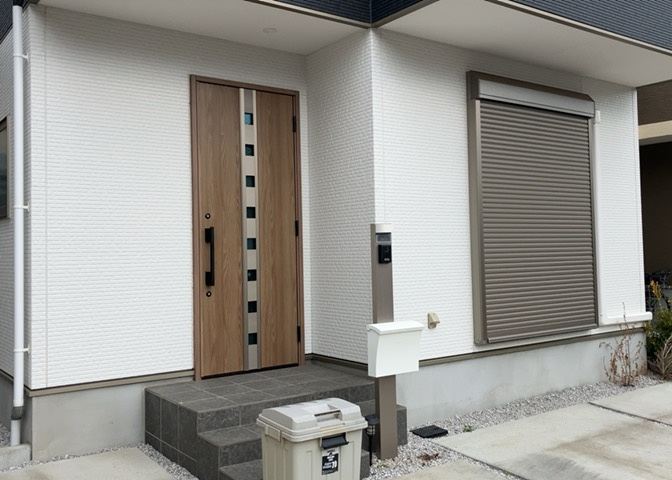 玄関は家の顔と言っても過言ではありません。現地を見学する際は玄関の広さや全体のバランスなどを見てみるといいでしょう。一般的なアプローチのしやすさだけではなく、お年寄りにも優しい設計のものだと安心です。