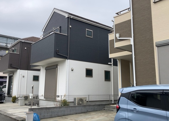 住宅用の土地では前面道路に2m以上接していなければならないと法律で定められています。しかし、お持ちの車のサイズやライフスタイルなどにより、2mでは利便が悪い場合もございますので、事前に確認しましょう。