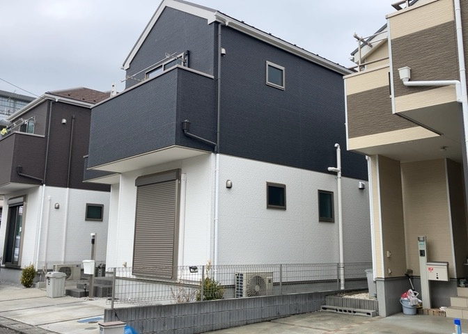 道幅が広い場所は日当たりや風通が良好です。幅が広いのですれ違いも可能ですし大きな車でも駐車可能！一方で、大型車が通ることも多くなるため交通量の増加により騒音に繋がります。また土地の値段が高くなります。