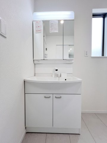 【渋川市石原348番　新築住宅　A号棟の独立洗面台】