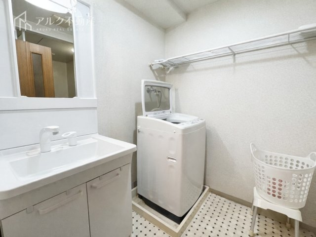 独立洗面化粧台で毎朝の身だしなみもきっちり整えることが出来ますね！（AIによる荷物消去を実施した画像です）