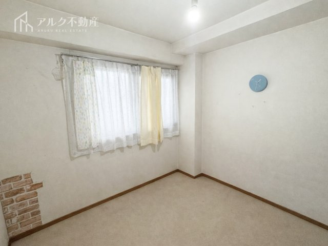 北側洋室約4.5帖です（AIによる荷物消去を実施した画像です）