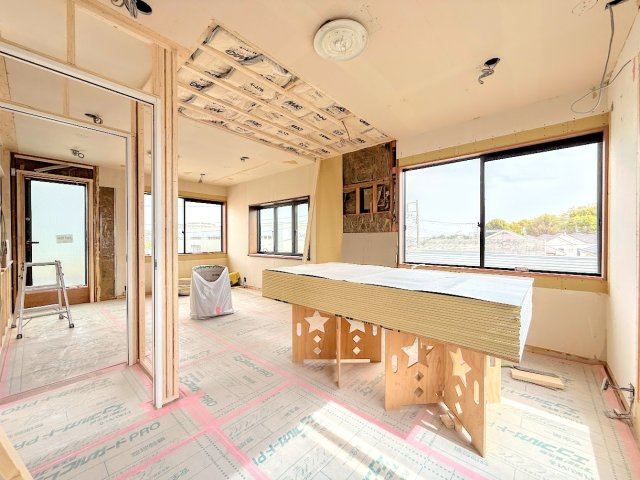 ［施工中］◆家族で食卓を囲むダイニングスペースと、ソファでゆったりくつろぐリビングスペースがしっかり区切られているので家具の配置や用途を使いわけしやすいです。　