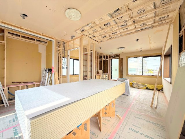 ［施工中］◆一家だんらんのスペースとなるＬＤＫ。窓から明るい光が差し込み、思わず家族の会話も弾む快適な空間。　