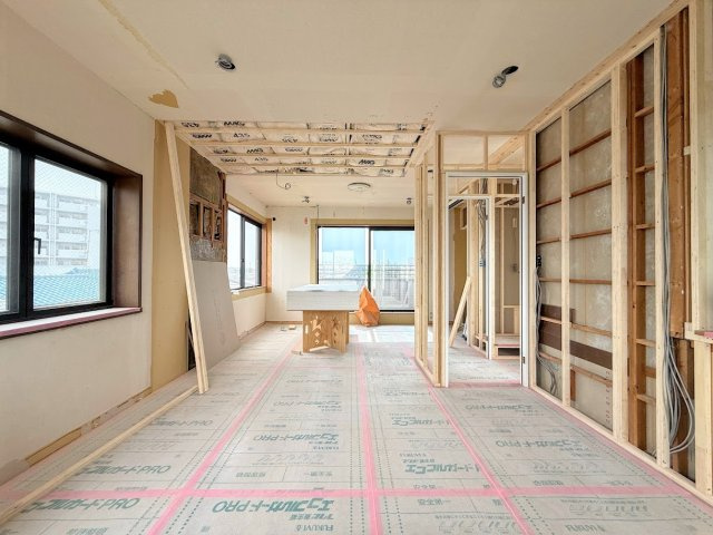 ［施工中］◆柔らかい陽光が差し込む明るいお部屋を演出する設計。彩光の取れる窓が気持ちの良いお部屋を創り上げます。　