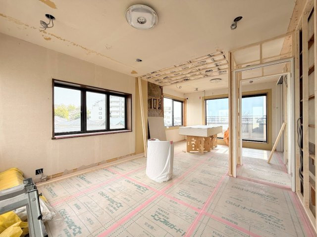 ［施工中］◆室内はいつも明るい印象なので気持ちの良い朝を迎えられます。各部屋にはクローゼットを完備しており、収納が多いお家はすっきりして快適空間です。　