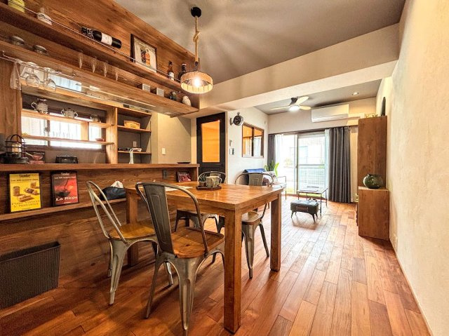 ［施工事例］◆広々としたリビング・ダイニングは、シックでモダンな内装。落ち着いた雰囲気に包まれて、伸びやかな空間のなかで、ゆったりと家族団らんのひとときを過ごせます。　