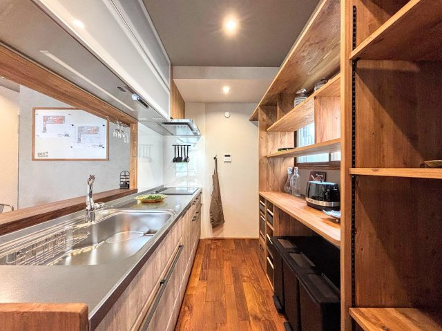 ［施工事例］◆キッチンからダイニングやリビングが見渡せるキッチン。料理をしながら家族とコミュニケーションをとれるだけでなく、大きな開放感も得られることができます。　