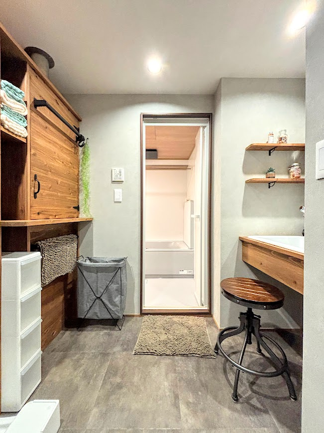 ［施工事例］◆ご家族の1日が始まり、1日が終わりを締めくくる洗面空間。洗濯機を配置しても十分なスペースを確保した設計となっております。　