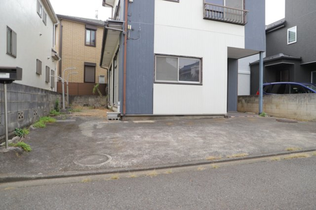 土地購入を検討されている場合、境界杭がない状態で購入してしまうと境界確定測量をする必要があり、費用がかかります。購入の前に、売主、隣土地所有者立ち合いのもと境界を確定し境界杭を設置するのがベストです。