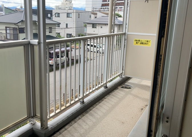 南向きのバルコニーは陽当り・通風ともに良好で、日常の洗濯物や布団干しも快適に行えます。心地よい日光と爽やかな風を感じながら、屋外のフレッシュな空気を満喫できる開放的な空間となっております。