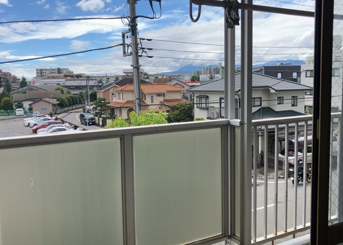 3階のお部屋からの眺望です。前面に大きな遮蔽物がなく陽射しや風がしっかり届く開放感あふれる景色が広がっています。相模原市中央区の伸びやかな街並みを眺めながらリフレッシュできる眺望環境です。
