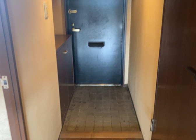 シューズボックスを備えたすっきり整理できる玄関です。家族やゲストを爽やかに迎えてくれる空間で、来客時も好印象を与えます。段差も少なくスムーズに出入りできる使い勝手の良い設計となっています。