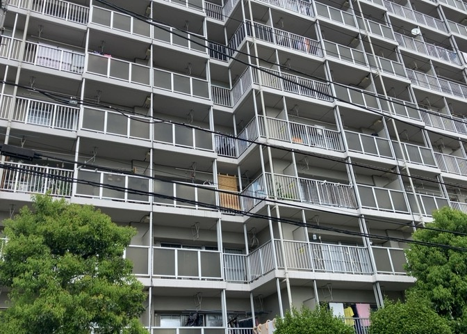 物件周辺は整備された歩道が続いており、徒歩や自転車での移動も安全でスムーズです。徒歩10分圏内にウェルパーク相模原清新店（480m）などの買い物施設が揃い、生活利便性の高い環境となっております。