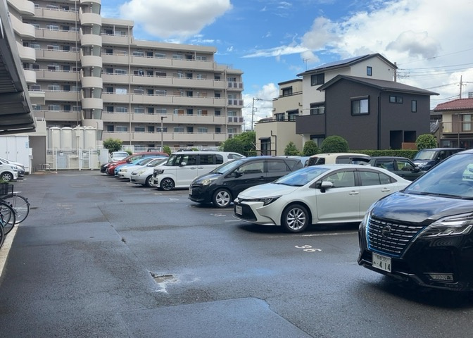 敷地内には月額10000円で利用可能な平面駐車場がございます。出し入れがスムーズに行える使いやすい駐車空間で、マイカーをお持ちの方や日々のお出かけやお買い物の際にもとても重宝されます。