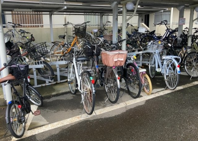 屋根付きの駐輪場スペースが敷地内に設けられています。雨風から大切な自転車を保護することができ、徒歩10分の相模線南橋本駅周辺への買い物や通勤通学時のお出かけにも大変便利にご活用いただけます。