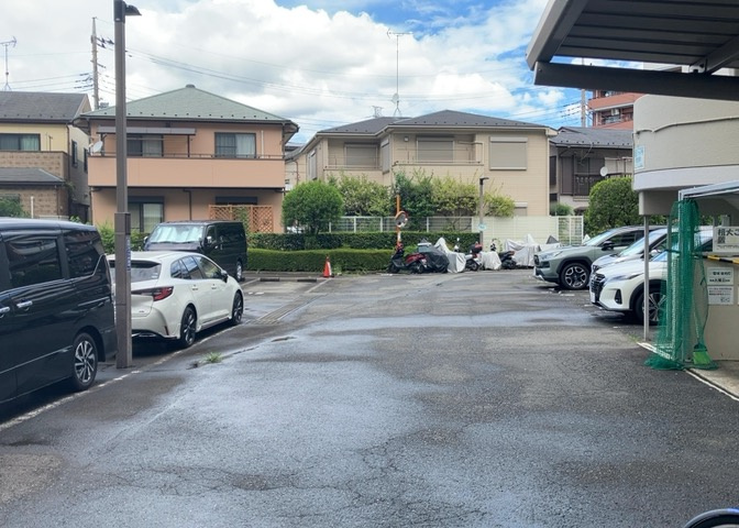 マンション敷地内に平置きタイプの駐車場が確保されています（月額10000円）。建物に隣接しているためお買い物の荷物搬入も楽に行え、セキュリティ面や利便性に優れたお車持ちに嬉しい駐車区画です。