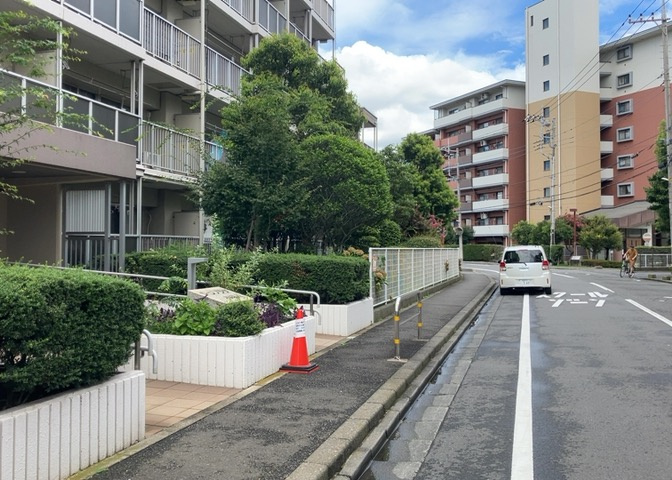 敷地内の植栽やグリーンが心地よく整備されており、敷地全体に彩りと安らぎを与えてくれます。四季折々の変化を感じながら日々の暮らしをゆったりとお過ごしいただける落ち着いた敷地環境となっております。