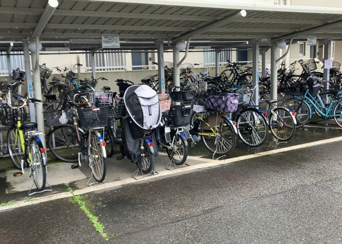 共用部には不在時でも荷物の受け取りができる便利な宅配ボックスを完備しています。お仕事で日中お留守にされる方やネットショッピングを頻繁に利用される方にも安心して生活していただける設備です。