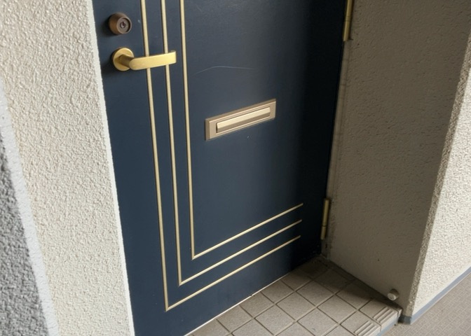 エントランス付近に設置されている集合郵便受けです。ダイヤル鍵付きで個人情報や郵便物の管理も安心。管理人が日勤で勤務しているためゴミが散らかることもなく清潔な環境が維持されております。