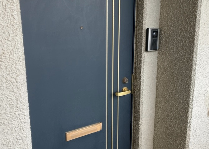 共用部には防犯カメラが複数台設置されており、居住者の防犯対策に配慮されています。不審者の侵入を抑止し、女性やお一人暮らしの方でも毎日安心して暮らせるセキュリティ環境が整えられています。