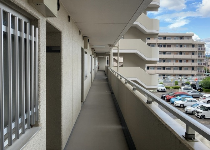 エレベーターや階段、通路などの共用部分は清掃が行き届いており大変きれいです。全125戸の規模がありながらも管理組合・管理会社の丁寧な日勤管理によって常に良好な状態が維持されています。