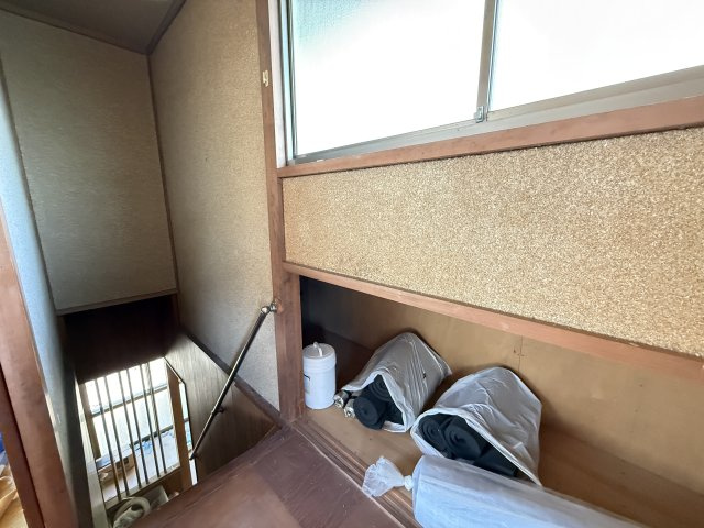 階段ホール部分には便利な収納スペースを確保。日用品や資材の一時置きにも使いやすく、動線上にあることで出し入れもスムーズです。内装を整えることで、すっきりとした印象になります。