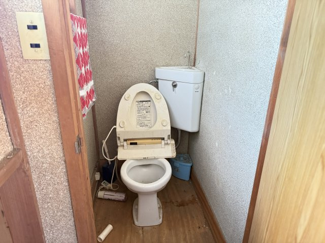 トイレスペースは2階にも設けられており、日常生活や来客時にも使い勝手の良い配置です。上下階で利用できるため、混み合う時間帯でも快適に使用できる点も魅力です。各階にあることで移動の手間も軽減されます。
