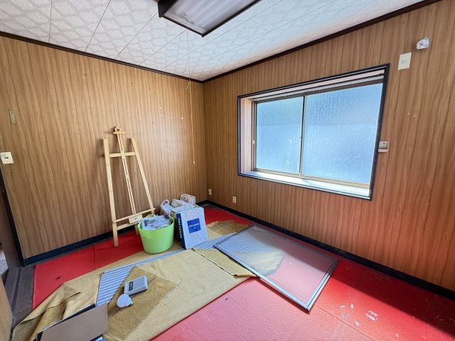 シンプルな洋室は内装を整えることで明るく快適な空間に。居室としての利用に加え事務所や倉庫スペースとしても活用でき用途に応じたレイアウトがしやすい点が魅力。窓からの採光もあり居心地の良さも期待できます。