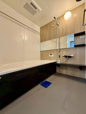 ゆったり足を延ばしてくつろげる広さのある浴室です！　ワイドな鏡付きでさらに広さを感じさせてくれます。