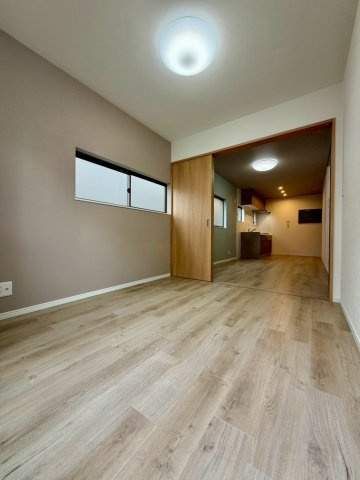 ゆったりくつろげるリビングです！　隣接する洋室との仕切り扉をあけて開放的なリビングにできます。