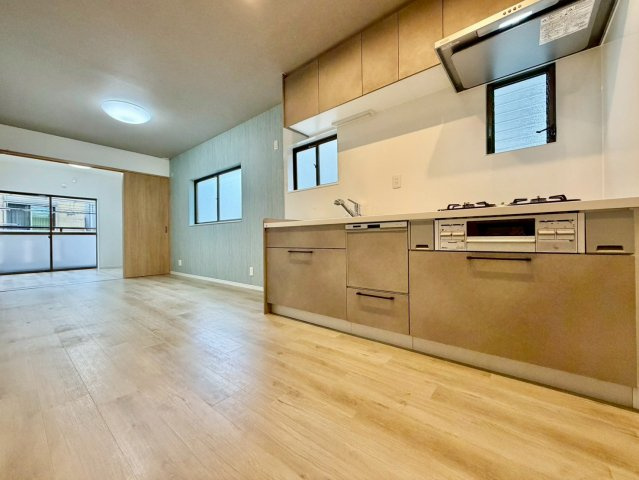 窓も多く風通しの良いお部屋です！　